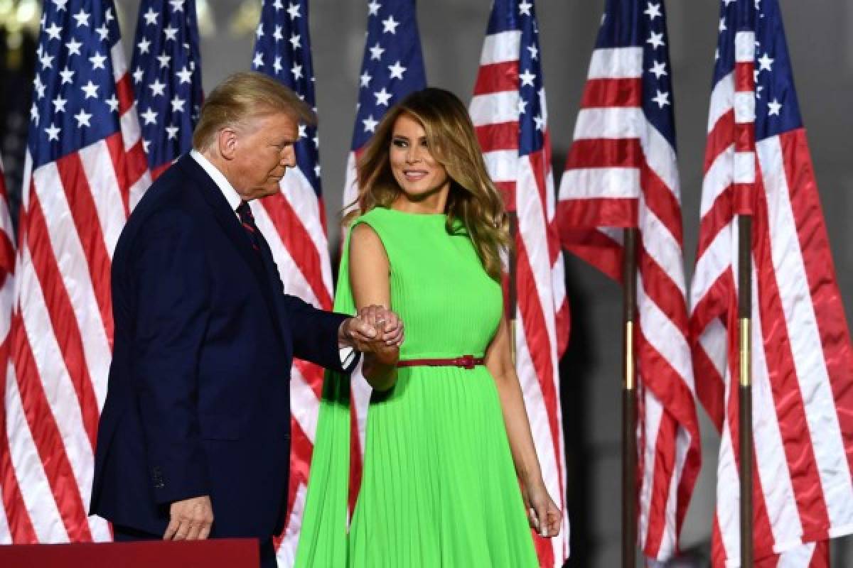 Melania ha sido criticada por su elegante forma de vestir, según algunos, en ocasiones no adecuadas para sus atuendos. Foto: AFP