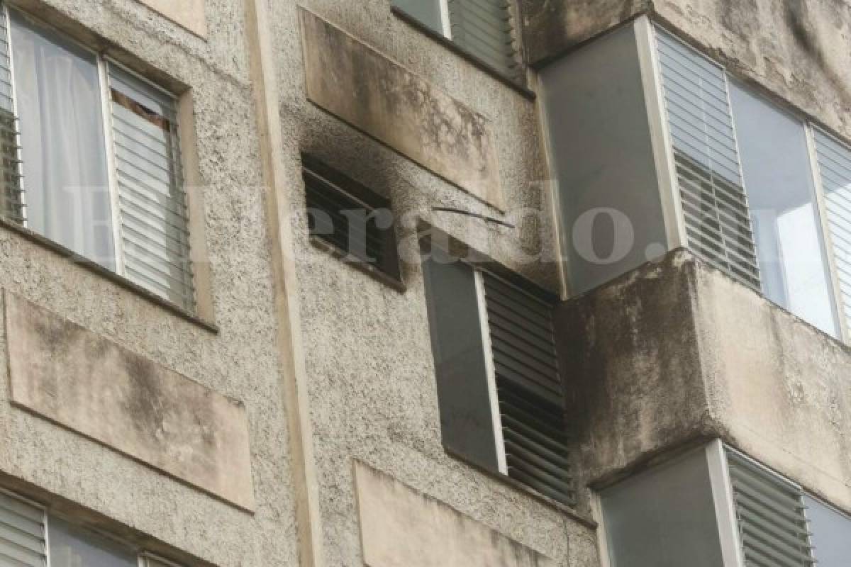 Por el humo que salía de esta ventana del quinto piso llamaron a las autoridades. Foto: Estalin Irías/El Heraldo