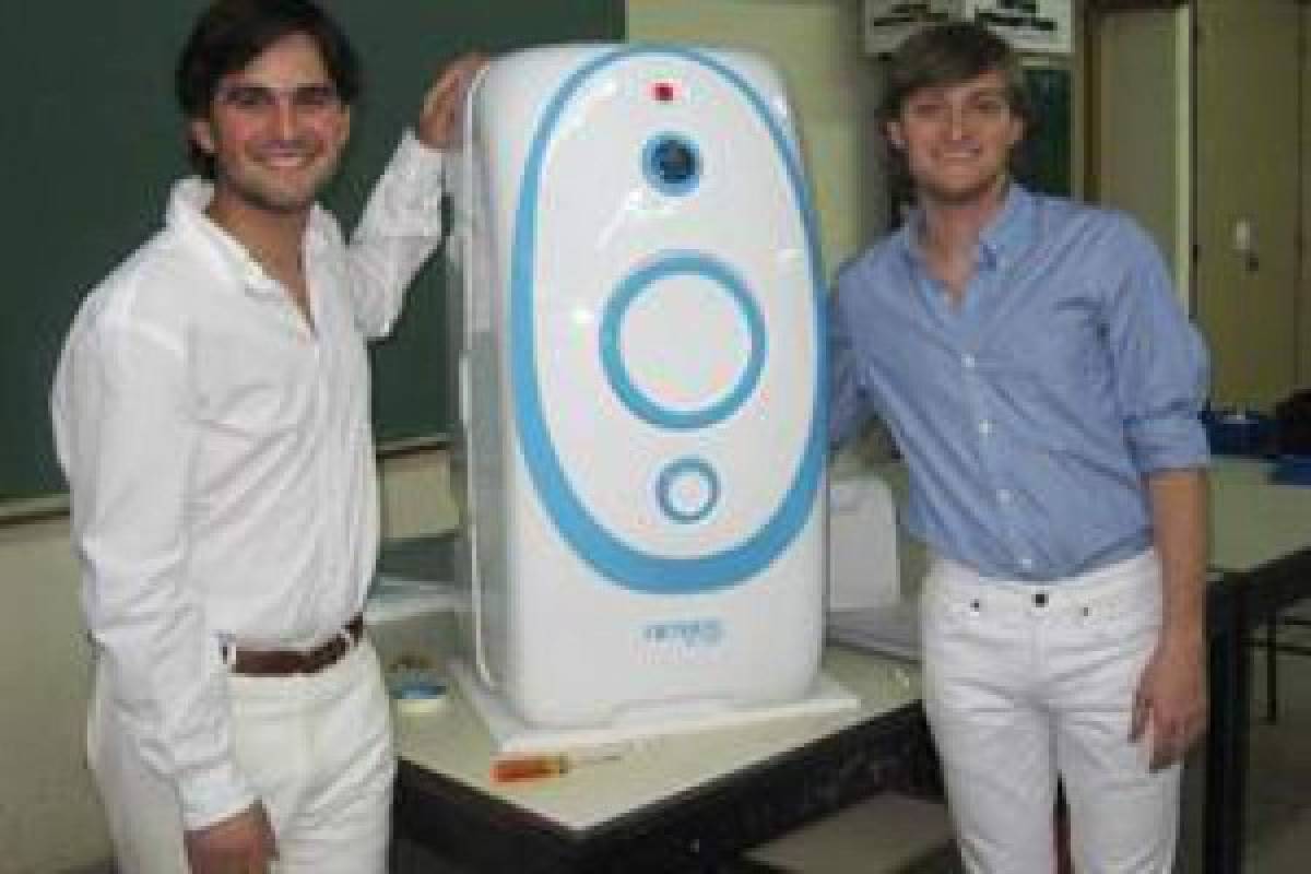 Estudiantes inventan máquina lavadora que no usa agua