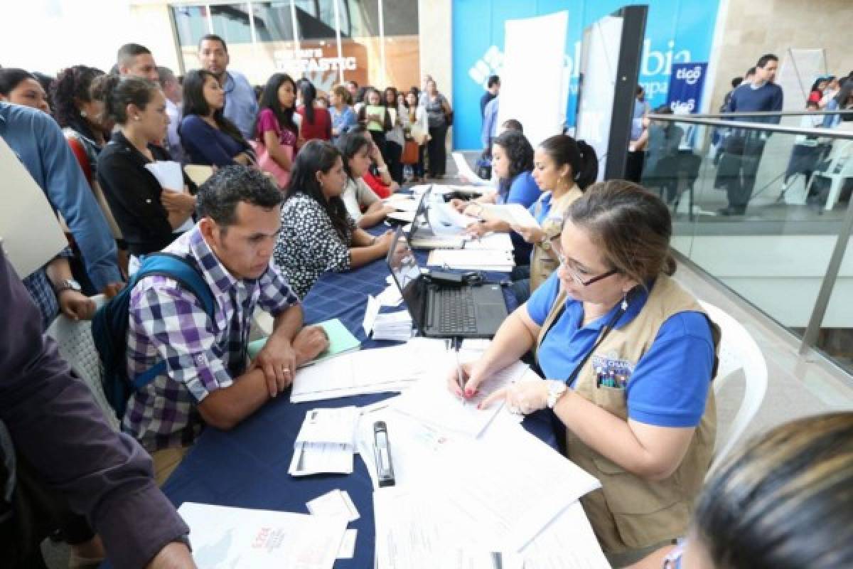 Honduras: Enormes filas en feria de empleo y oportunidades realizada en la capital