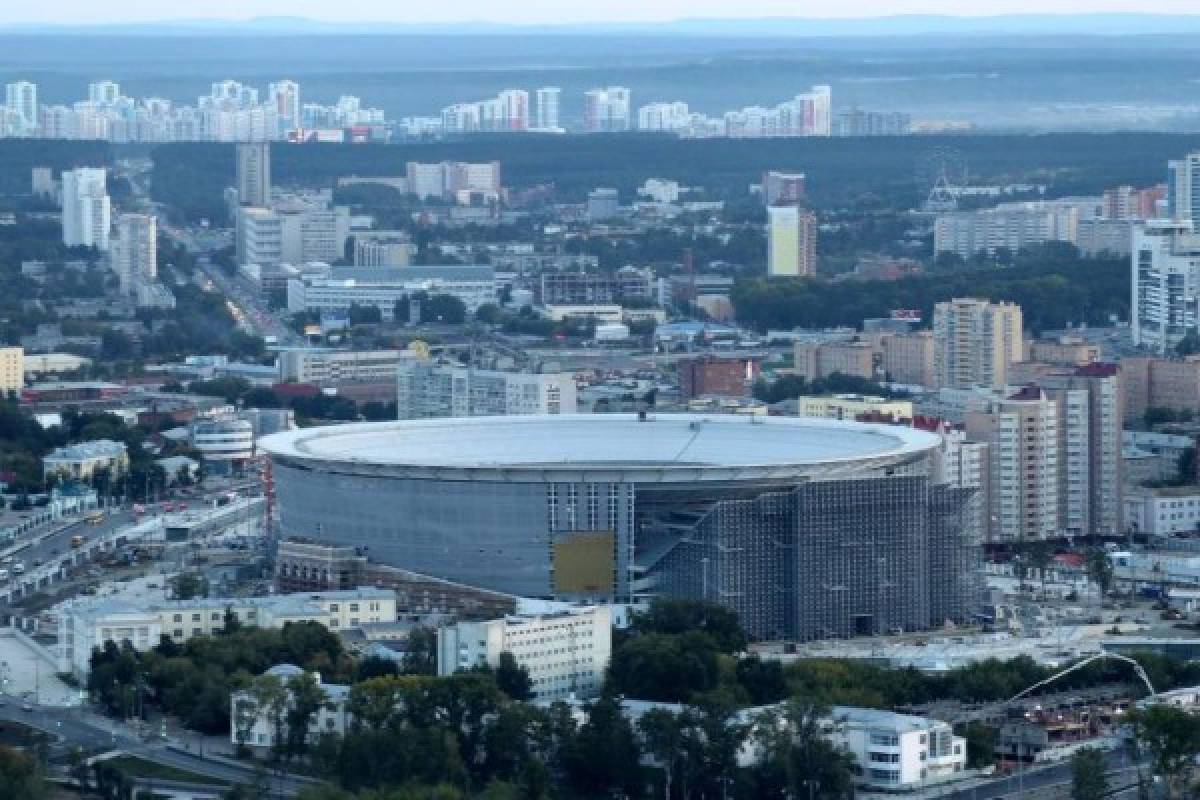 En Ekaterimburgo, unas tribunas... ¡fuera del estadio! 