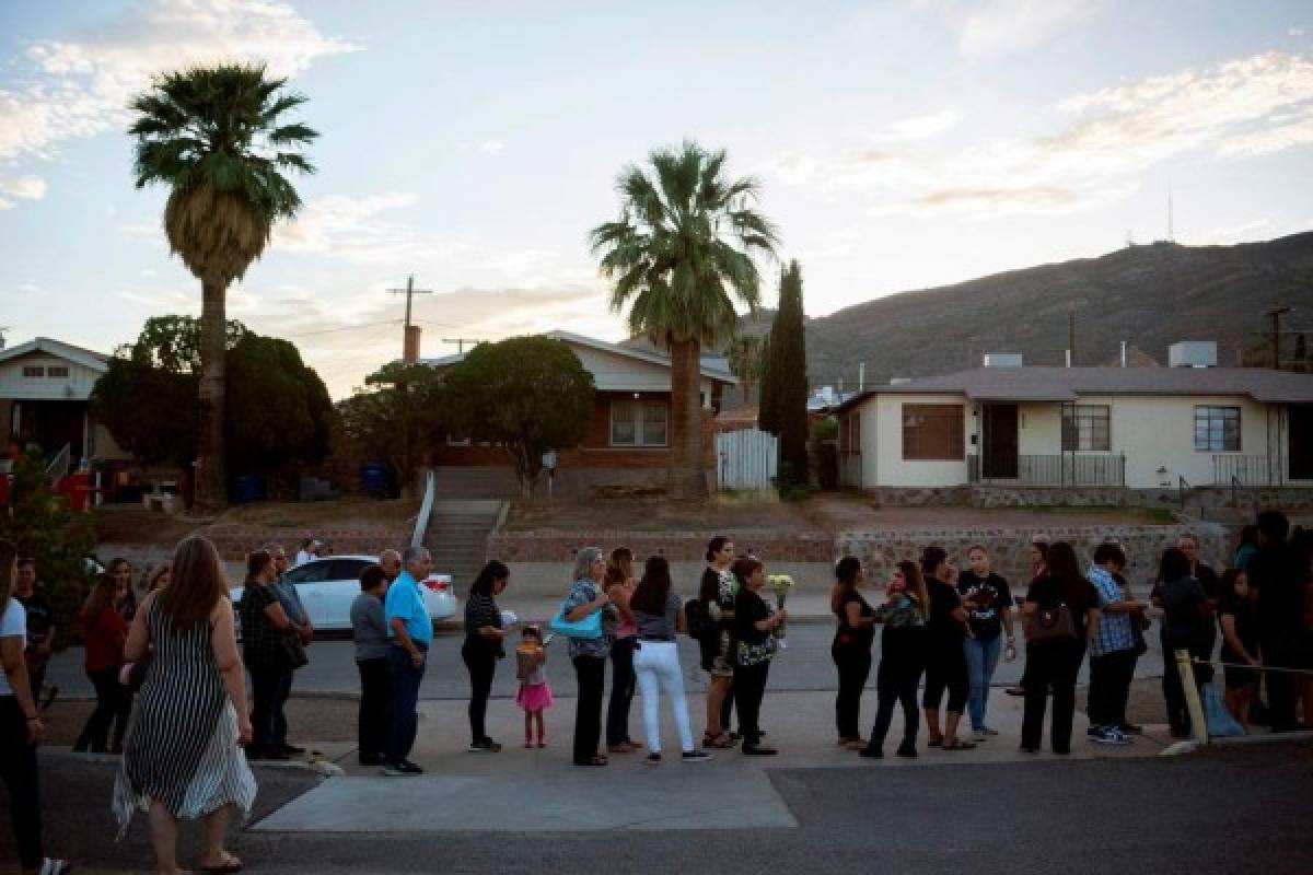 Cientos asisten a funeral de víctima de El Paso para acompañar a viudo solitario