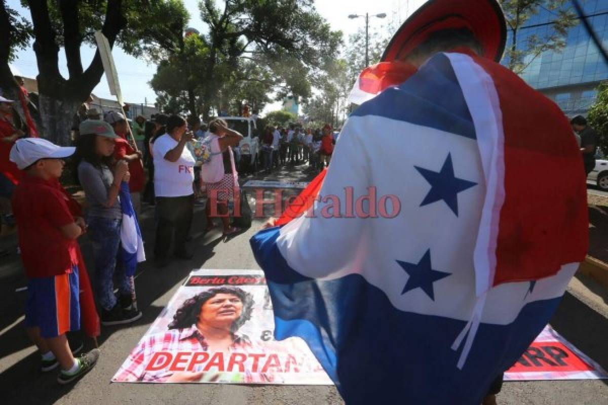 Lanzan bombas lacrimógenas en marcha de la resistencia en la capital