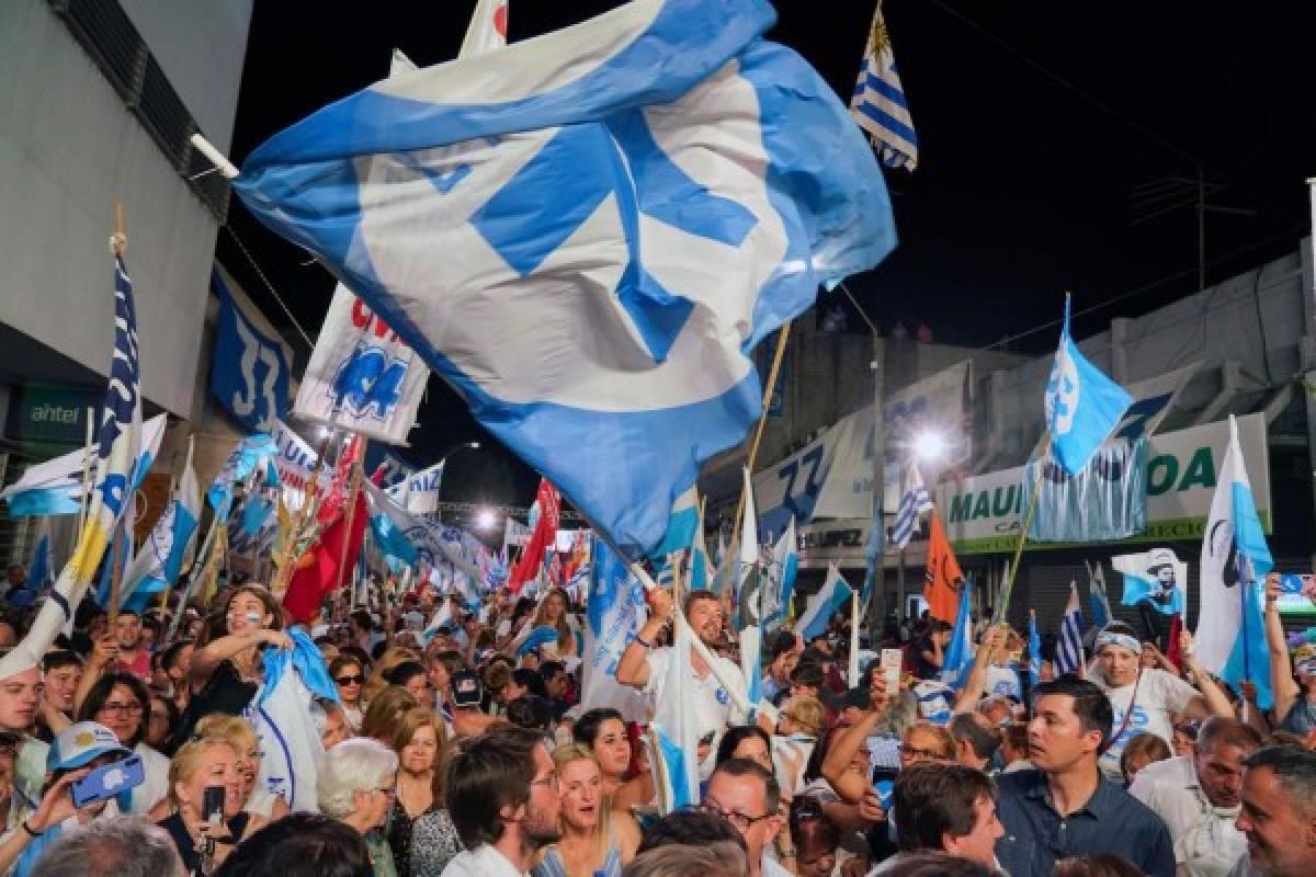 Tenso balotaje aún no define a próximo presidente de Uruguay