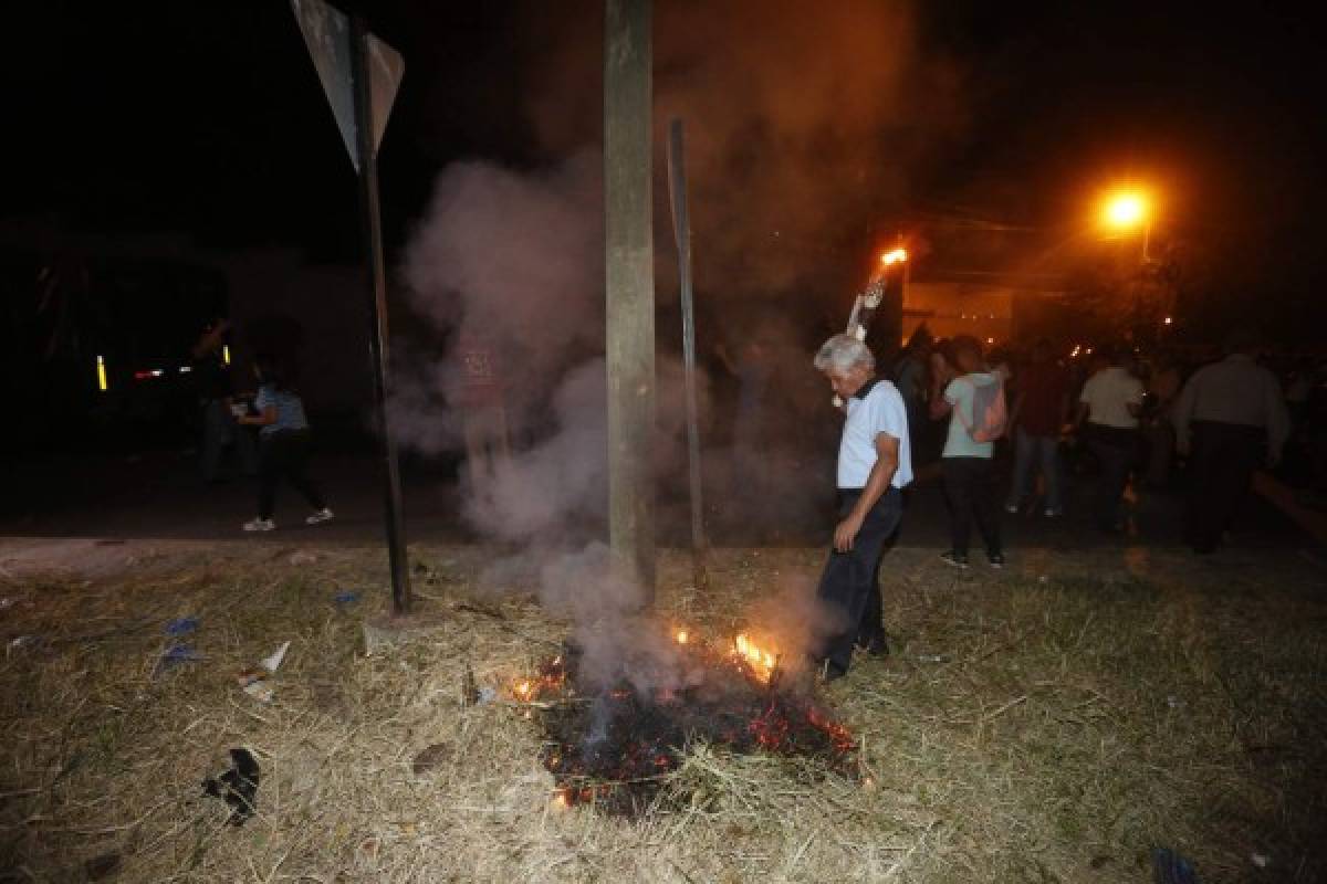 Marcha de las antorchas termina en vandalismo