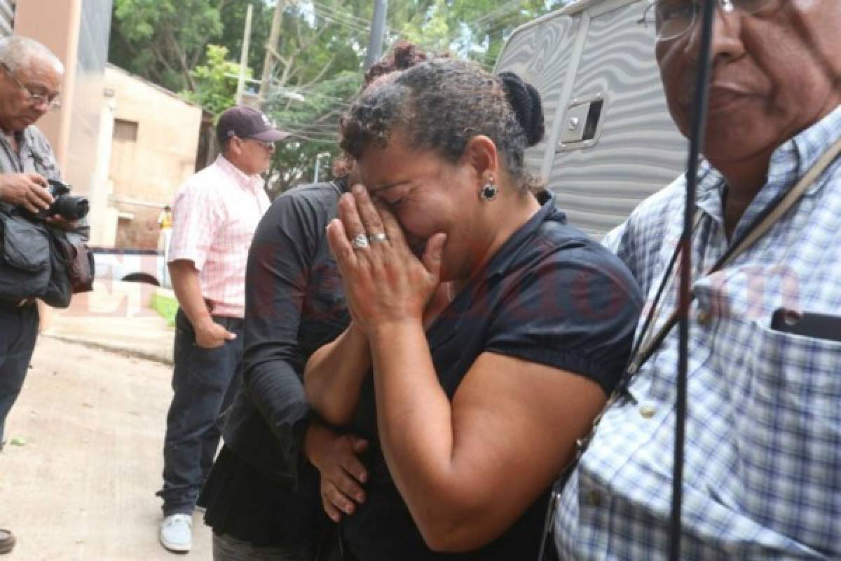 La mamá de como Jonathan Josué Espinoza Bustamante rompe en llanto en la morgue capitalina.