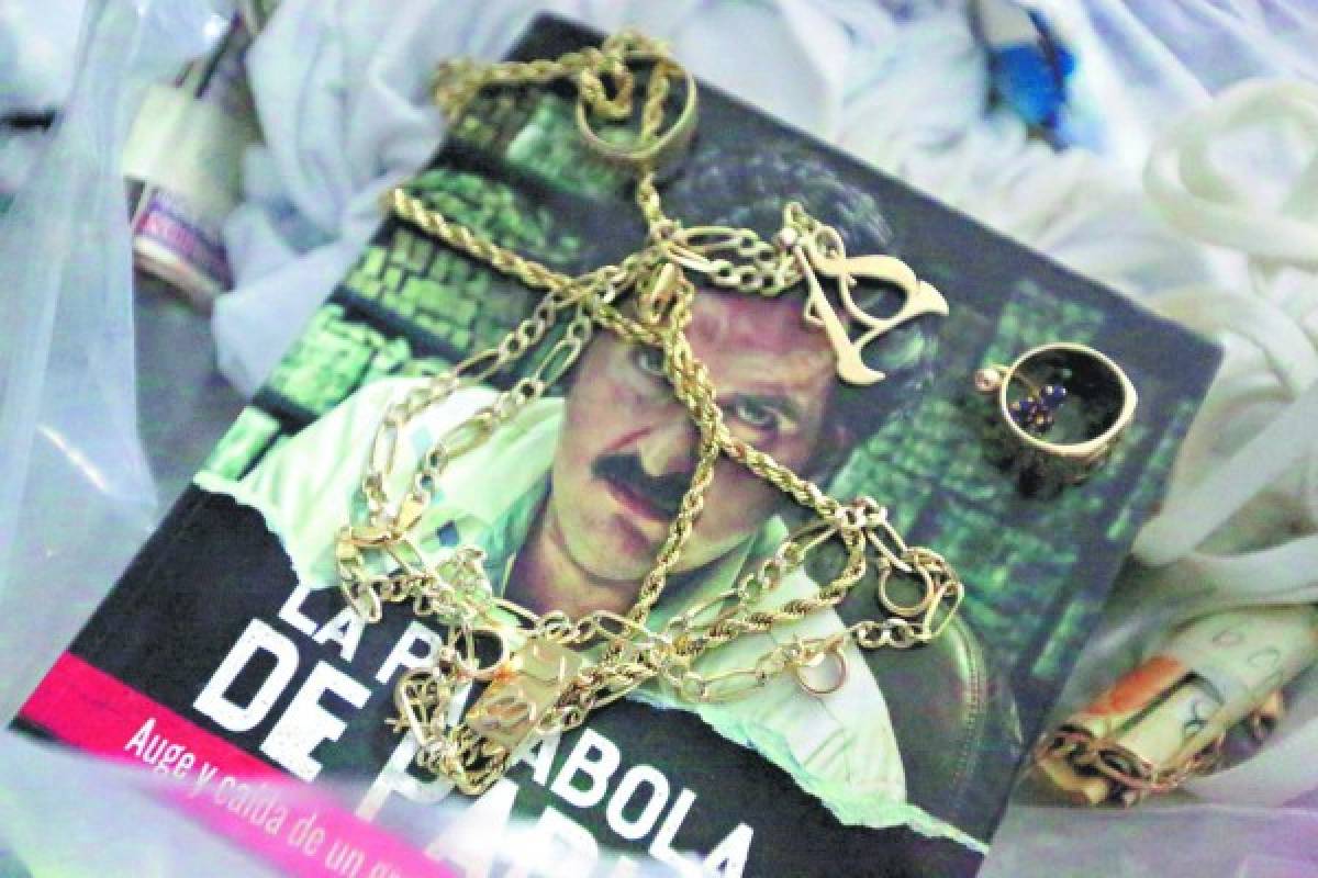 En la imagen se aprecian cadenas y anillos de oro macizo, así como cierta literatura que guardaban los privados de libertad, alusiva al narcotráfico.