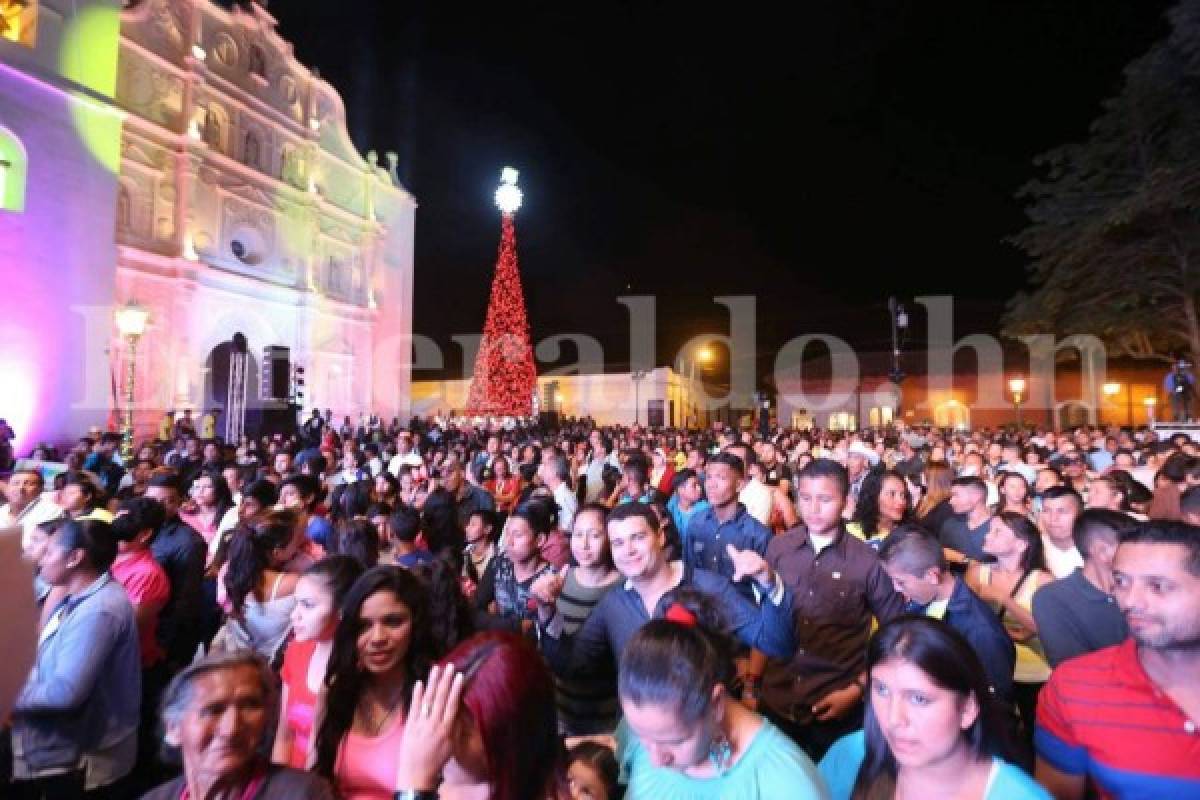 Comayagua recibió el 2017 con emocionante espectáculo de doce campanadas