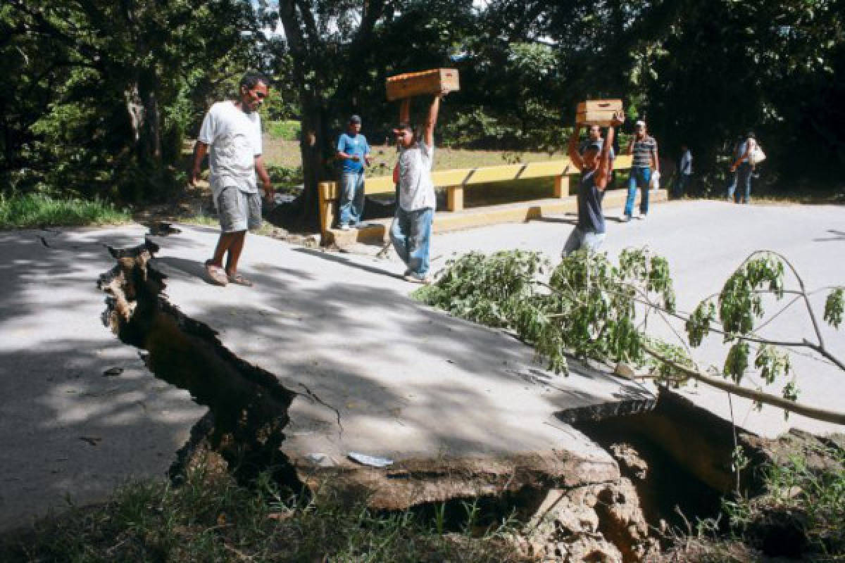 Dos hermanos perecen al ser arrastrados por quebrada La Oscura