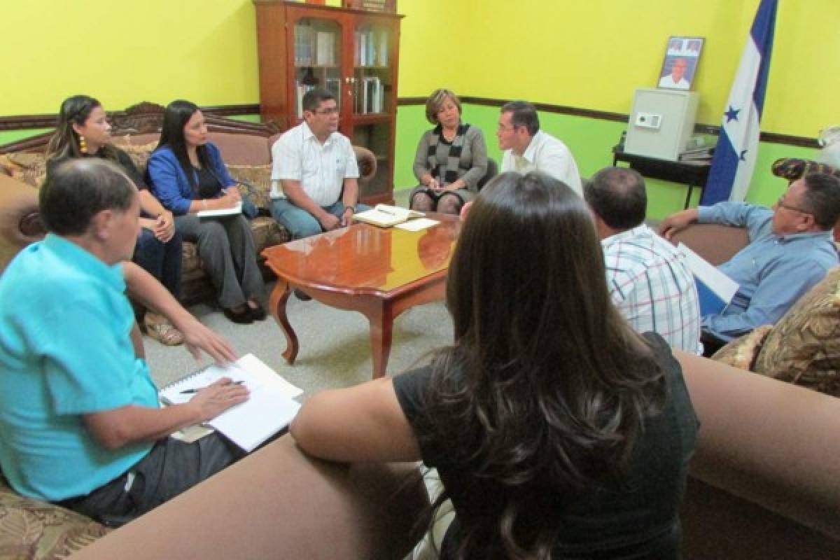 Alcaldía y Educación acuerdan reparar escuelas y mobiliario