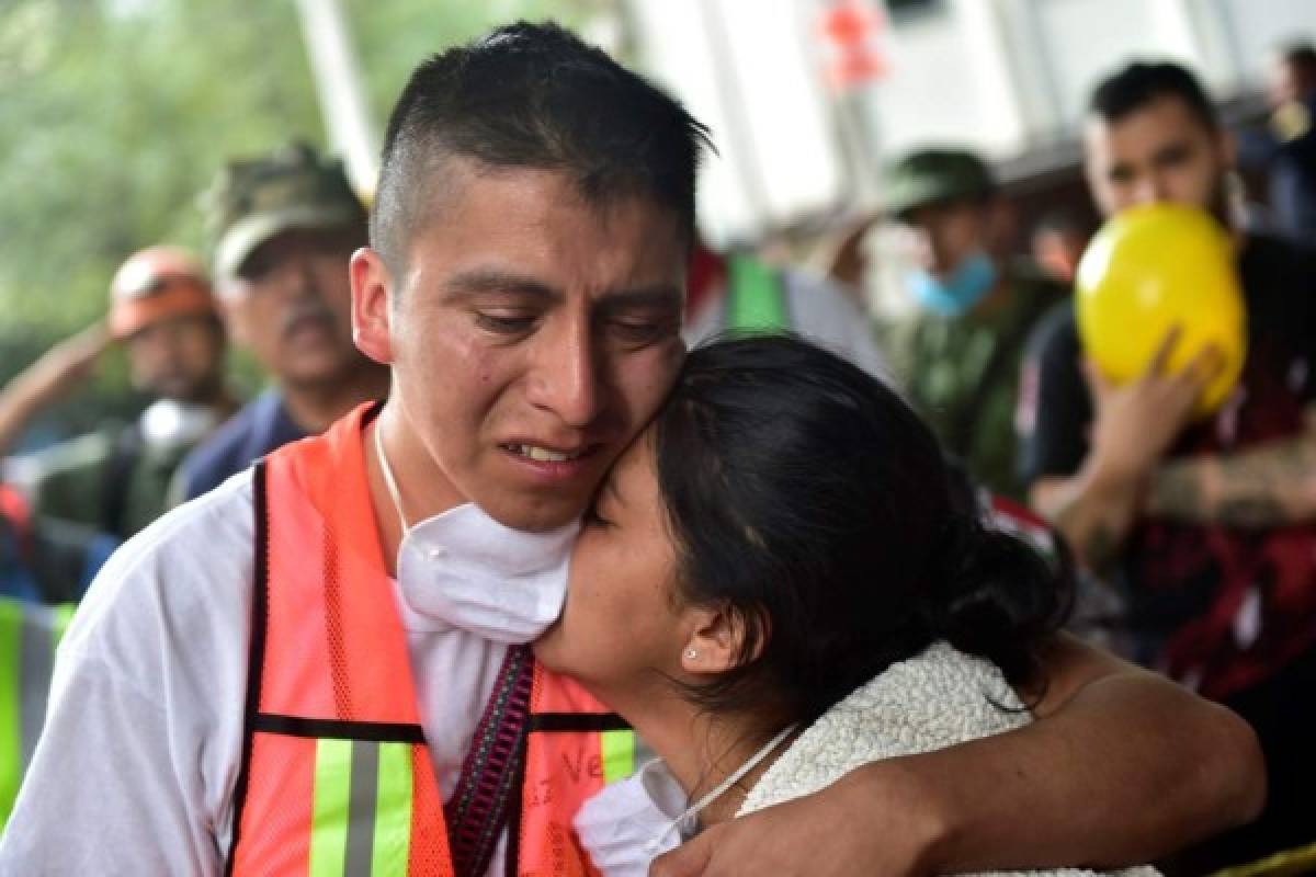 Las familias lloran al enterarse que sus parientes perdieron la vida. Foto AFP