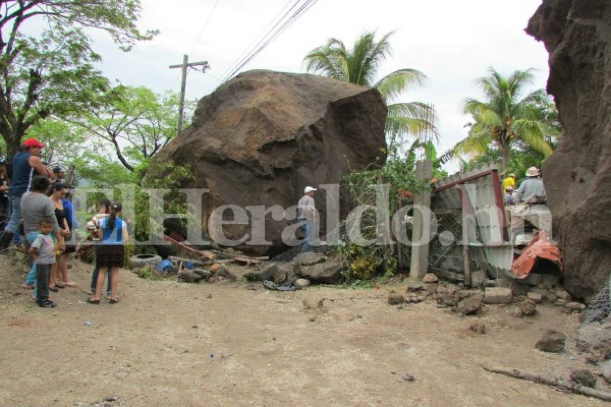 Mueren cinco personas tras caer enorme roca en su casa en El Paraíso