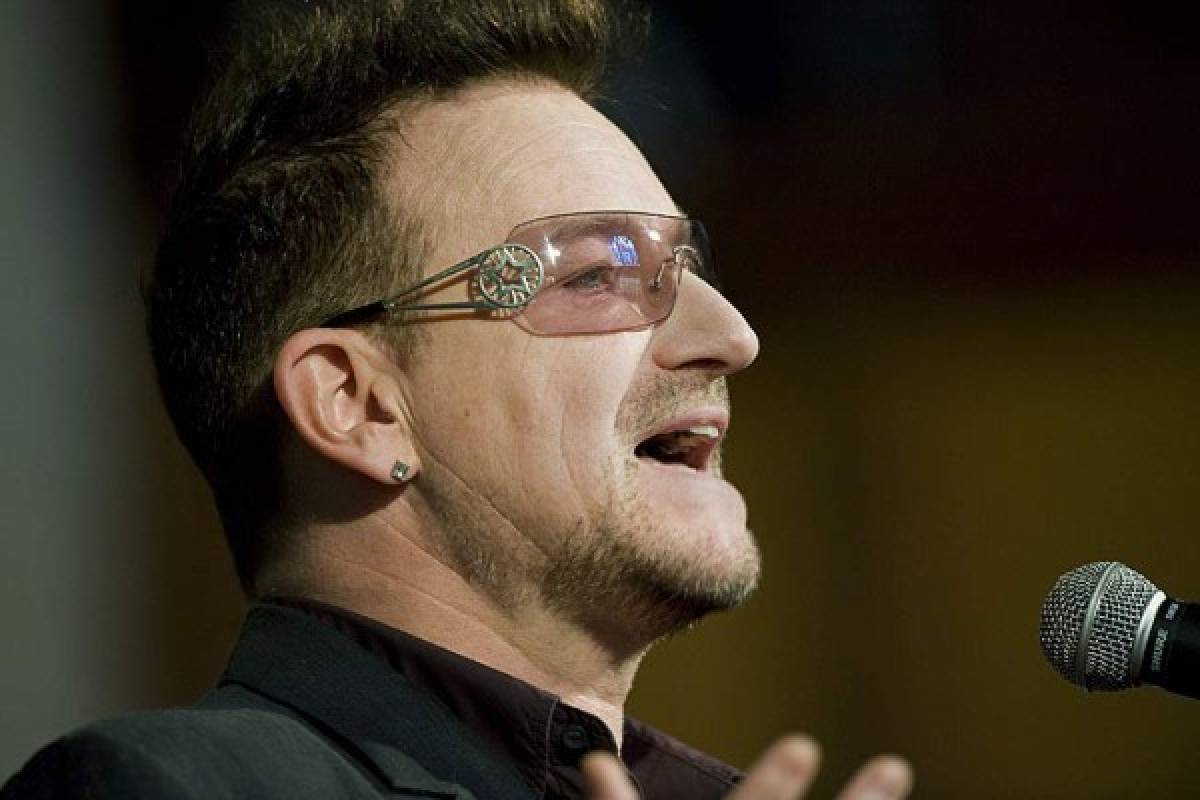 El cantante irlandés Bono quedó encantado cuando ambos se conocieron durante una visita de la banda U2 a México en los años 90. Foto AFP