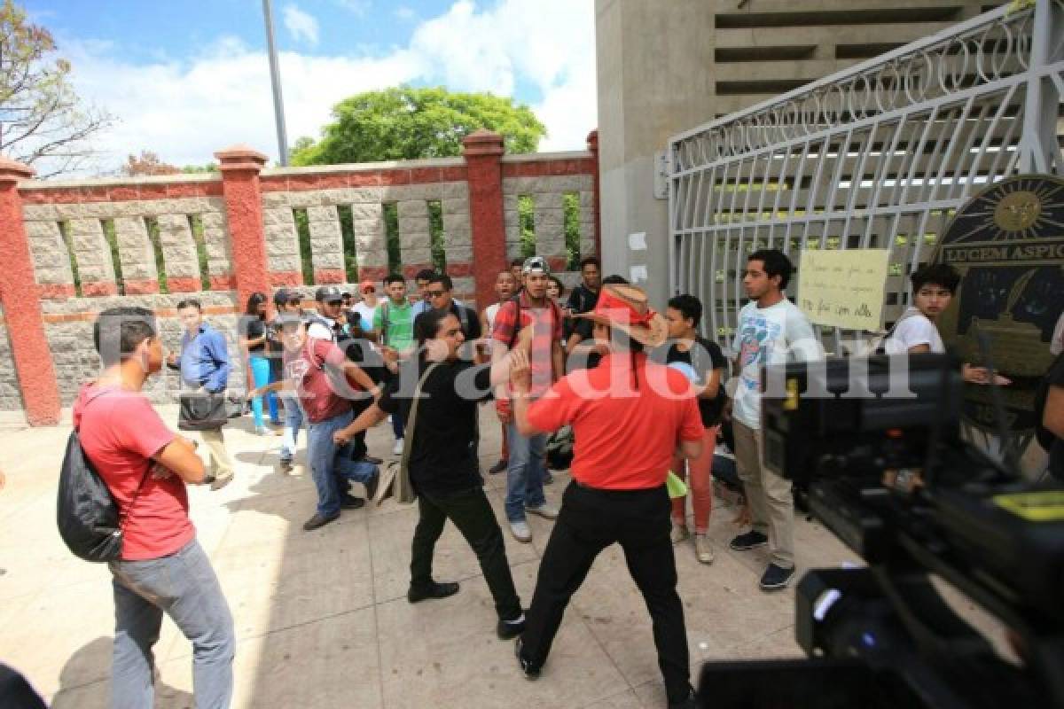 En las inmediaciones de la UNAH varias personas intentaron irse a los golpes. (Foto: Marvin Salgado / EL HERALDO)