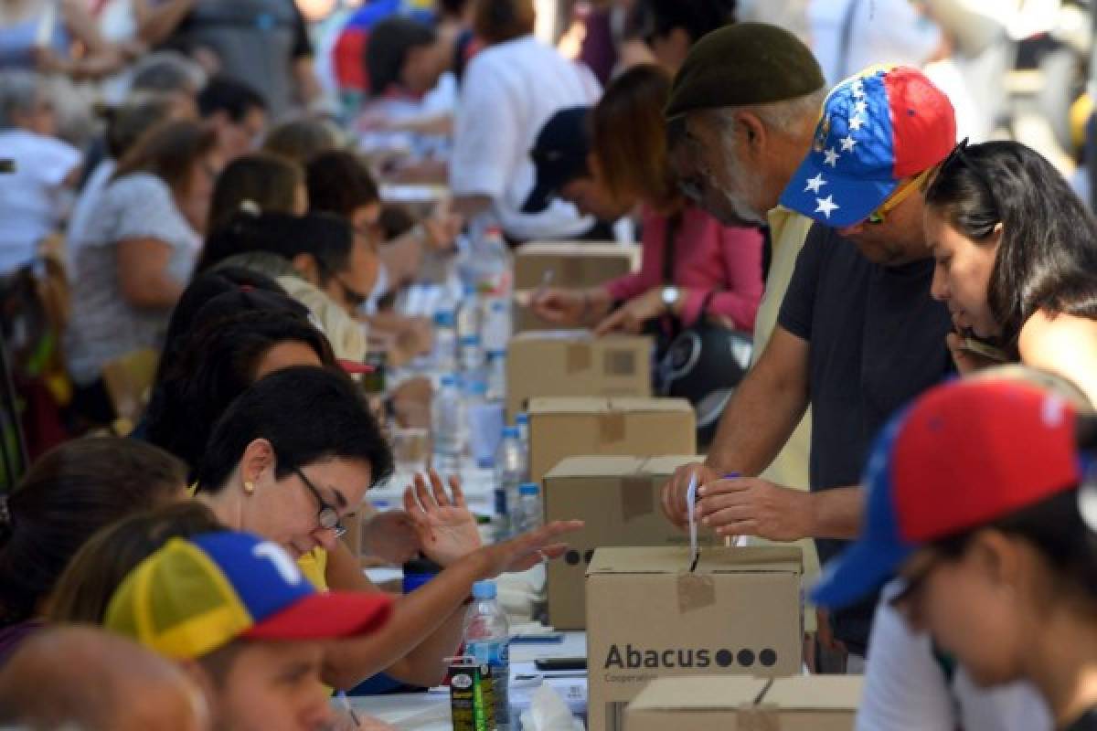 Miles de opositores venezolanos votan contra Maduro y su Asamblea Constituyente  