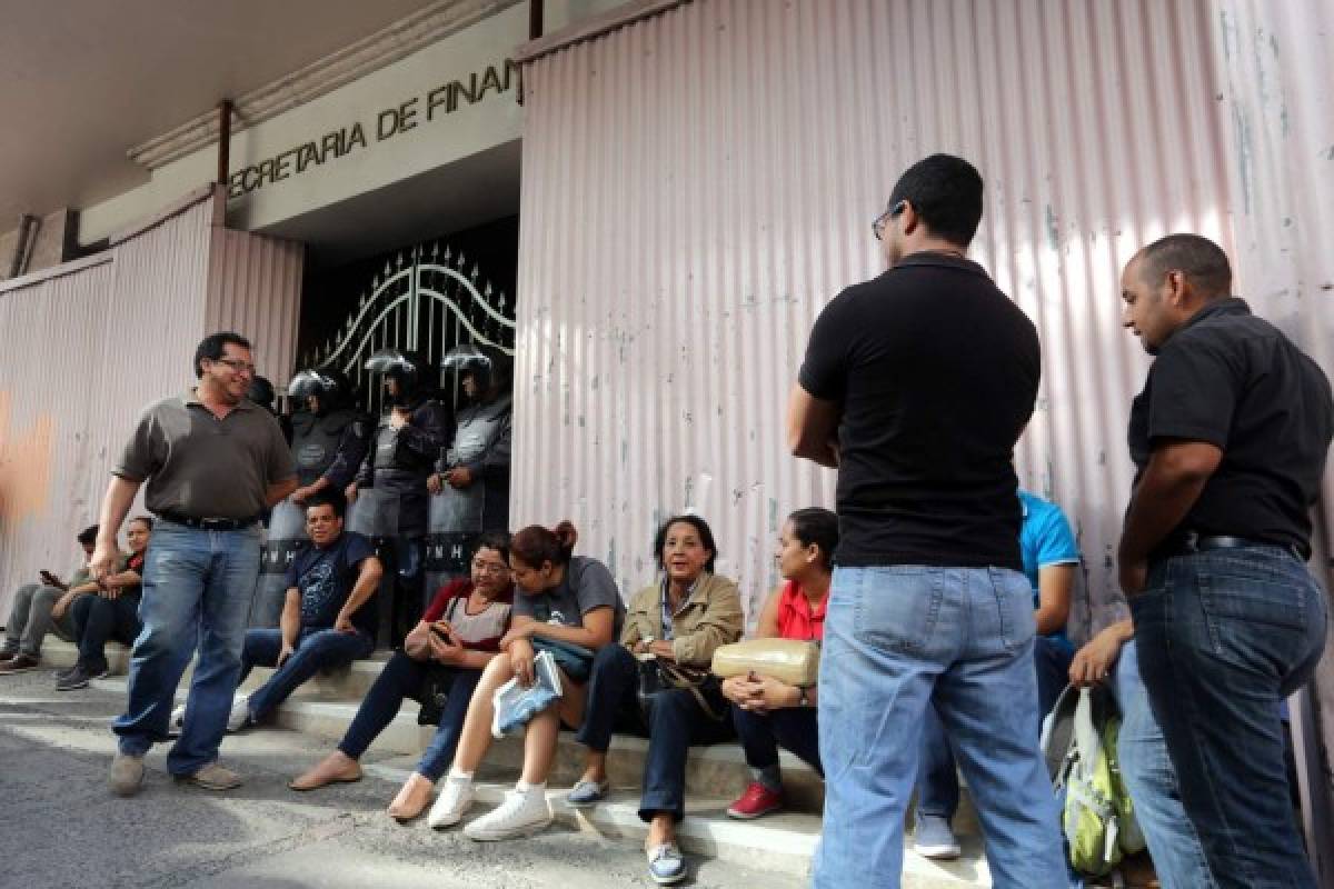 Honduras: Maestros protestan en las afueras de Finanzas