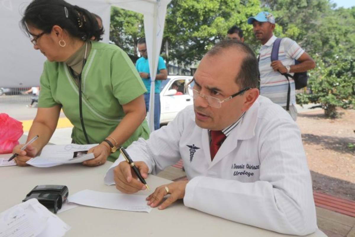 Honduras: Doctor Dennis Chirinos seguirá atendiendo a sus pacientes en la calle