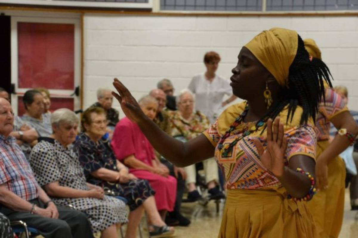 Españoles son cautivados por el ritmo punta del grupo de danza Baraúda