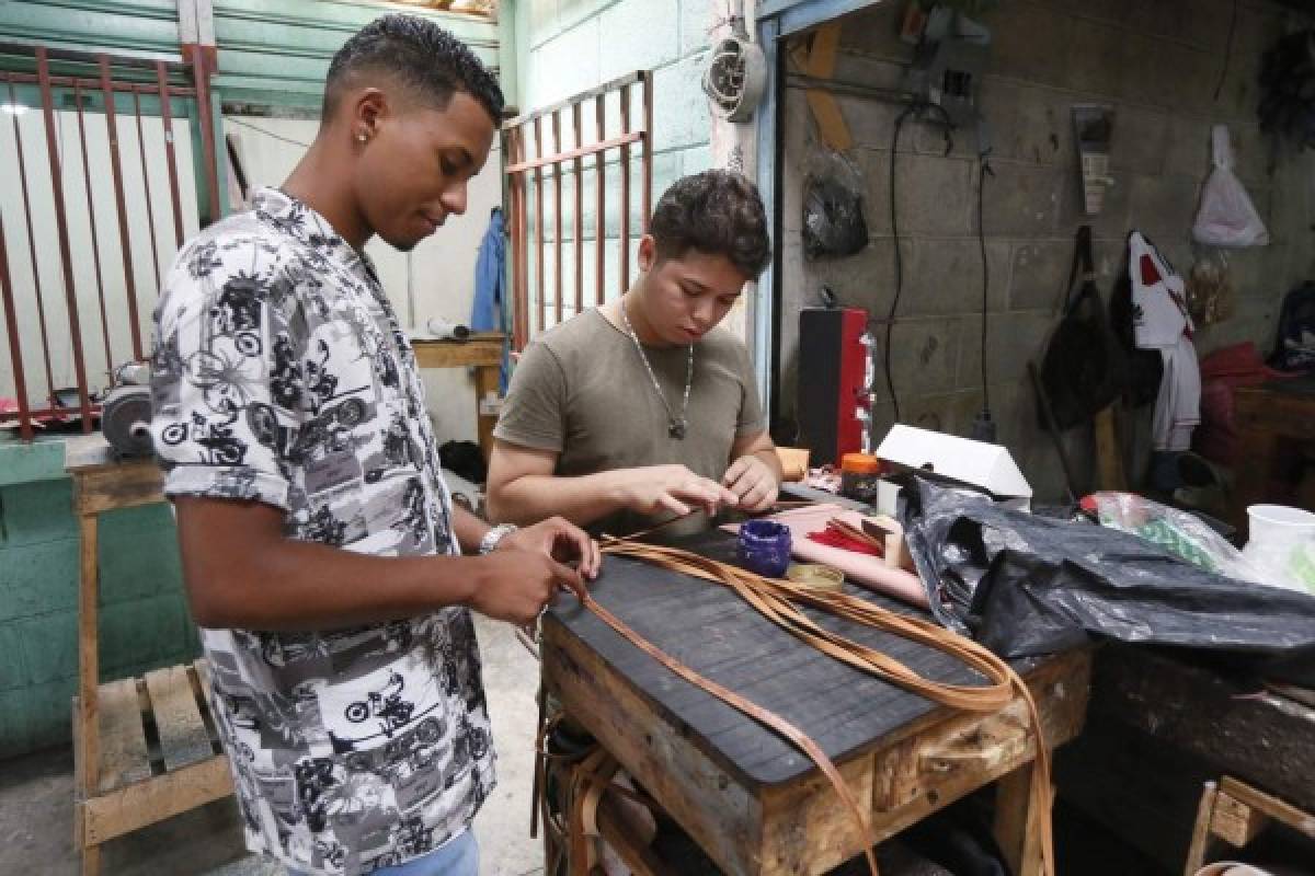 Estudiantes crean empresa de calzado y se vuelve todo un éxito