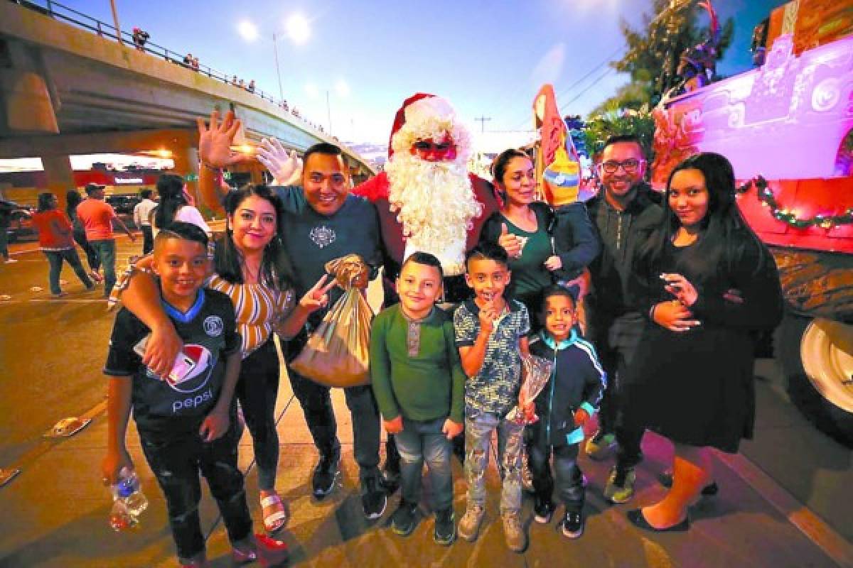 Carrozas y miles de luces en inicio de fiestas navideñas en la capital de Honduras