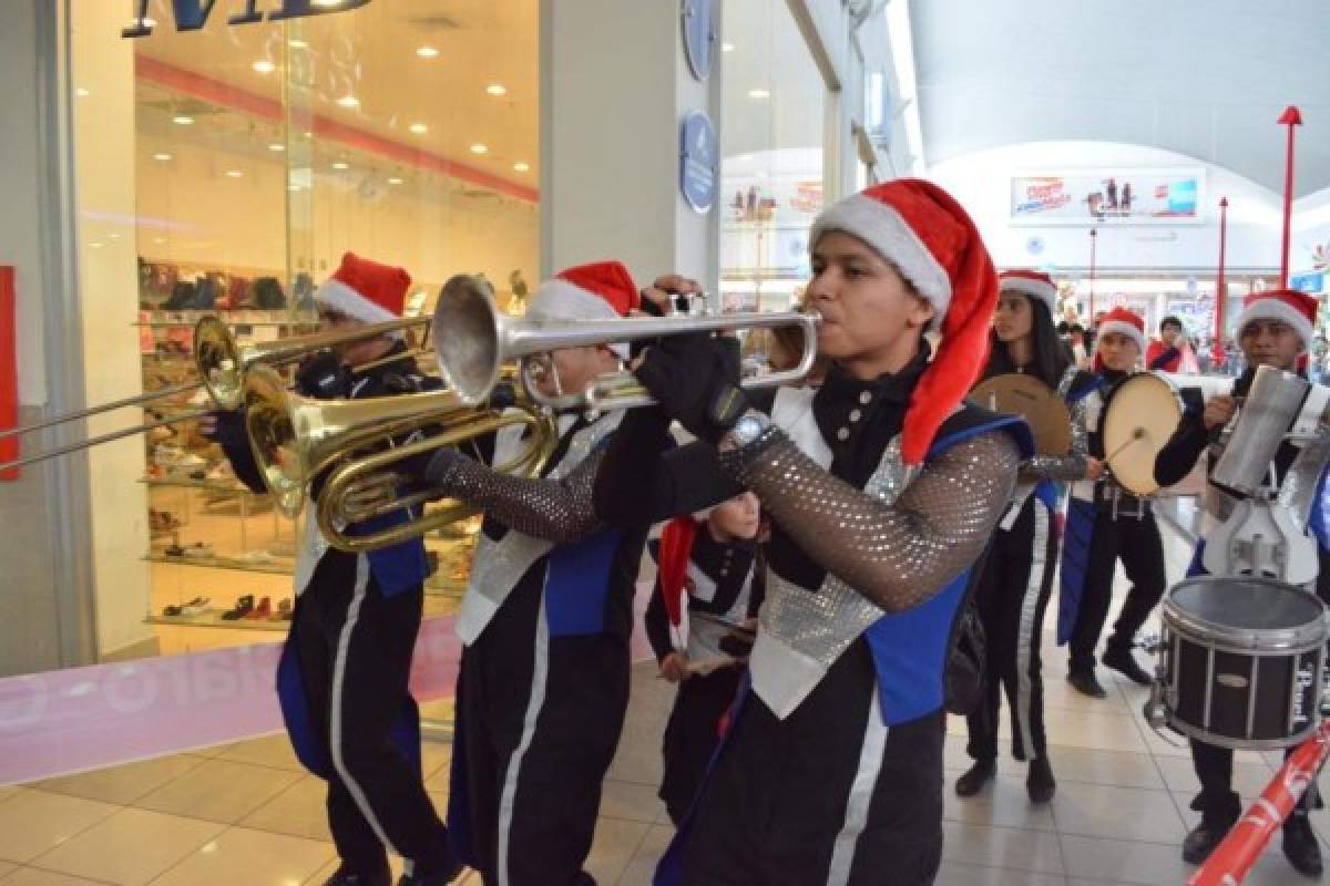 Espectacular desfile navideño en Metromall