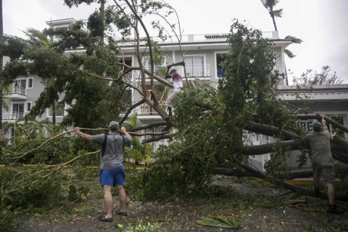 Aturdido, Puerto Rico busca reconstruirse tras huracán María  