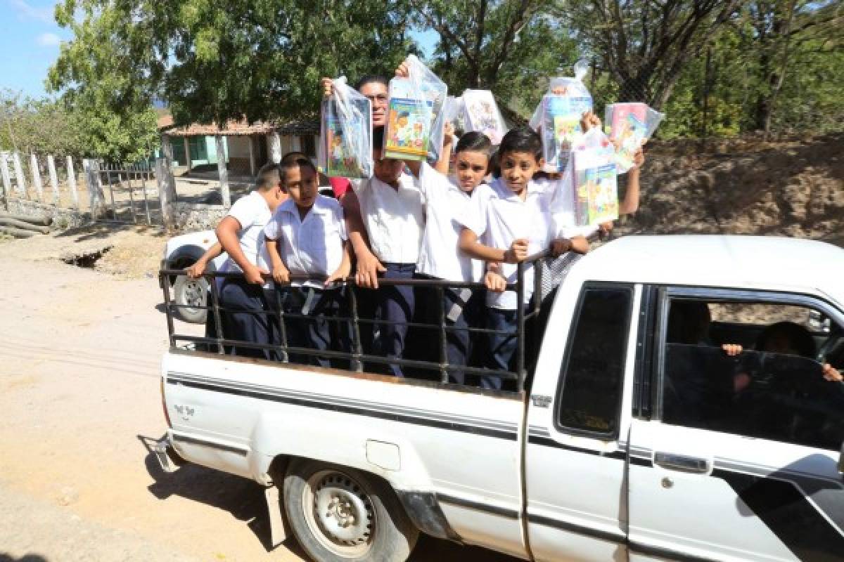 Al culminar la donación, los estudiantes buscaron un transporte que los llevara de regreso hasta sus comunidades.