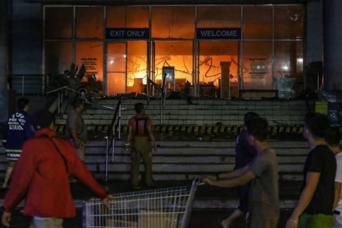 Filipinas teme al menos 37 muertos en el incendio del centro comercial 