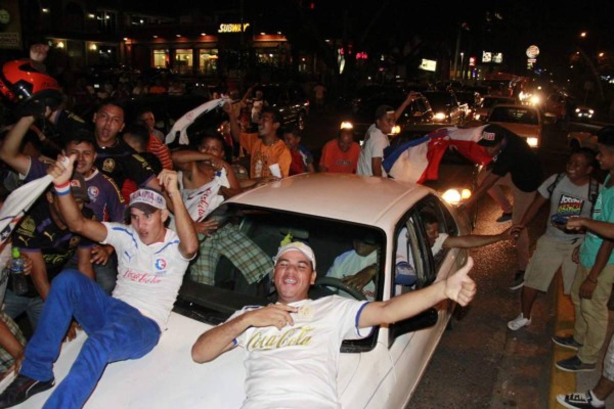 Aficionados olimpistas celebran en las calles