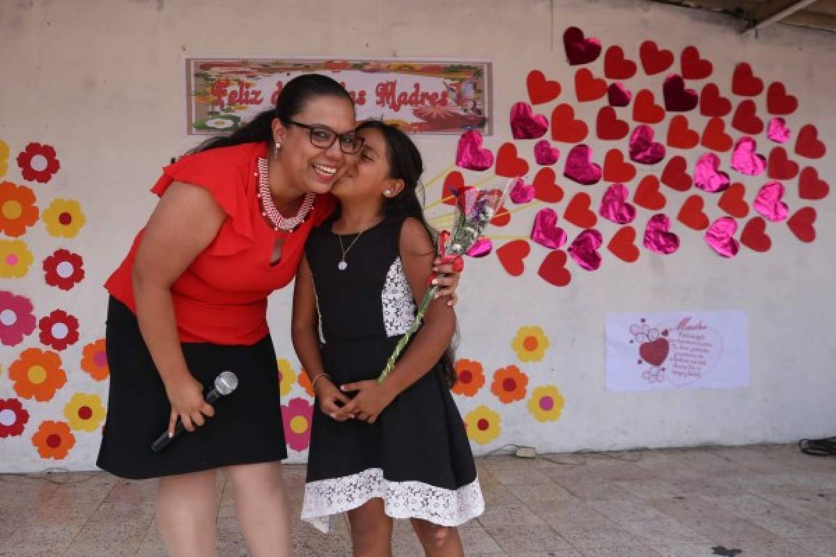 Escolares de la capital agasajan a las madres con poemas y regalos