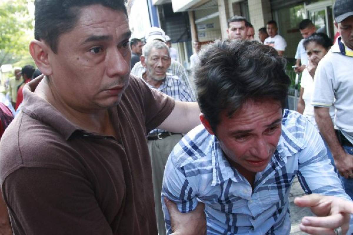 Hondureño se derrumba en llanto tras el asesinato de su hermano en San Pedro Sula