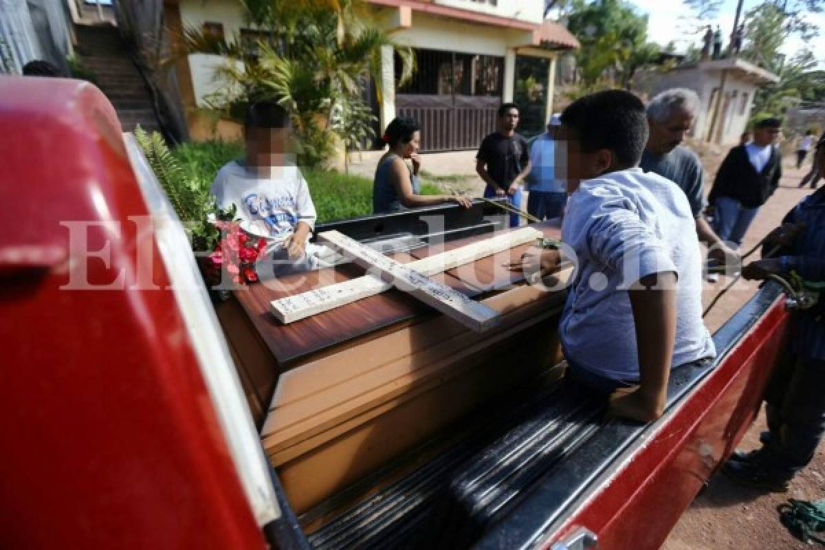 Bajo fuerte resguardo policial entierran restos de joven que estaba siendo velado cuando ocurrió masacre en Mirador de Oriente