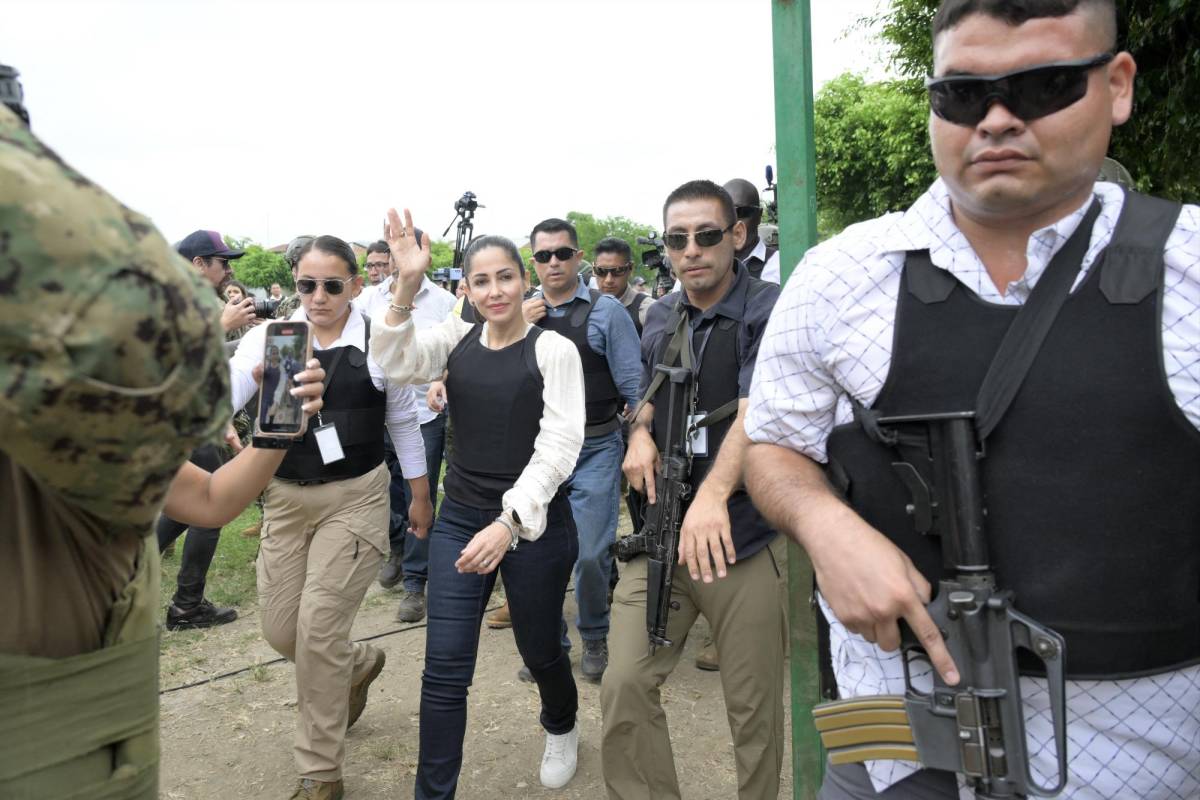 La candidata presidencial de Ecuador por el Partido Revolución Ciudadana, Luisa González, con un chaleco antibalas, sale después de votar en un colegio electoral en Canuto.