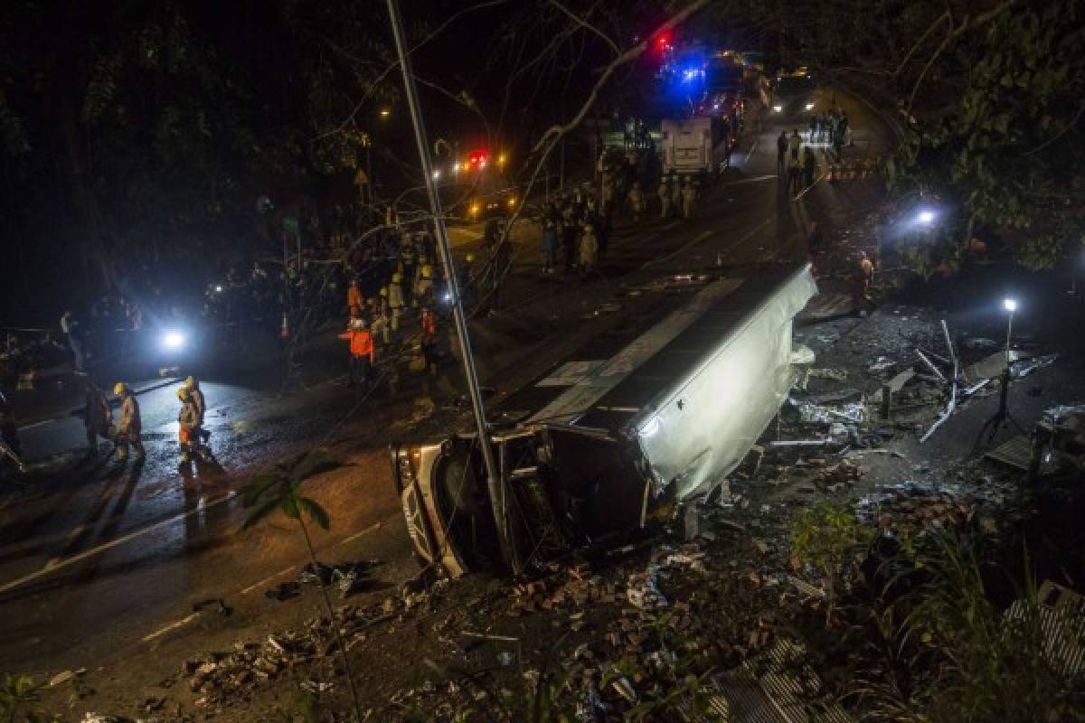 Al menos 18 muertos y 50 heridos al volcar un autobús de dos pisos en Hong Kong   