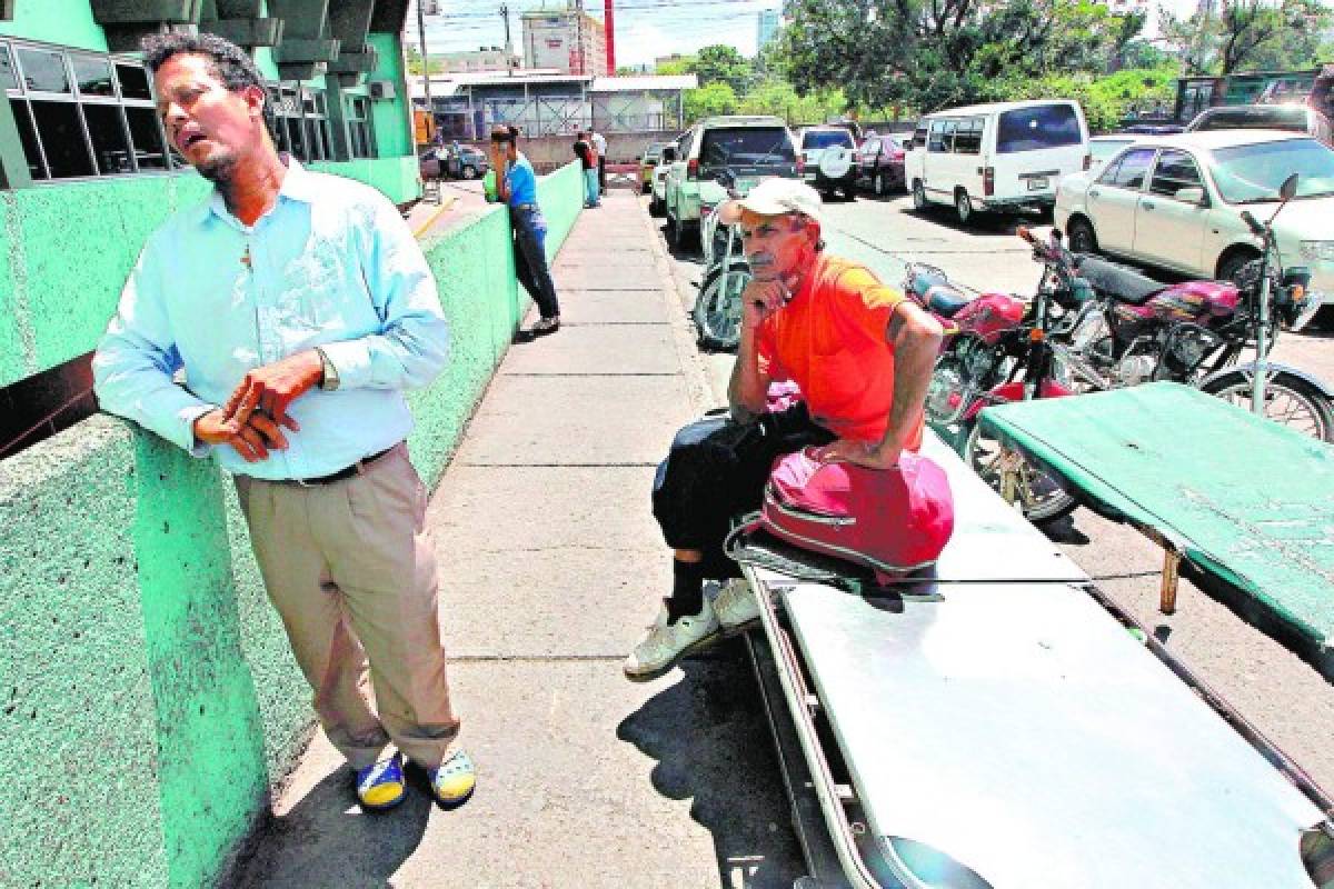 'Tenemos cinco días durmiendo en el suelo”