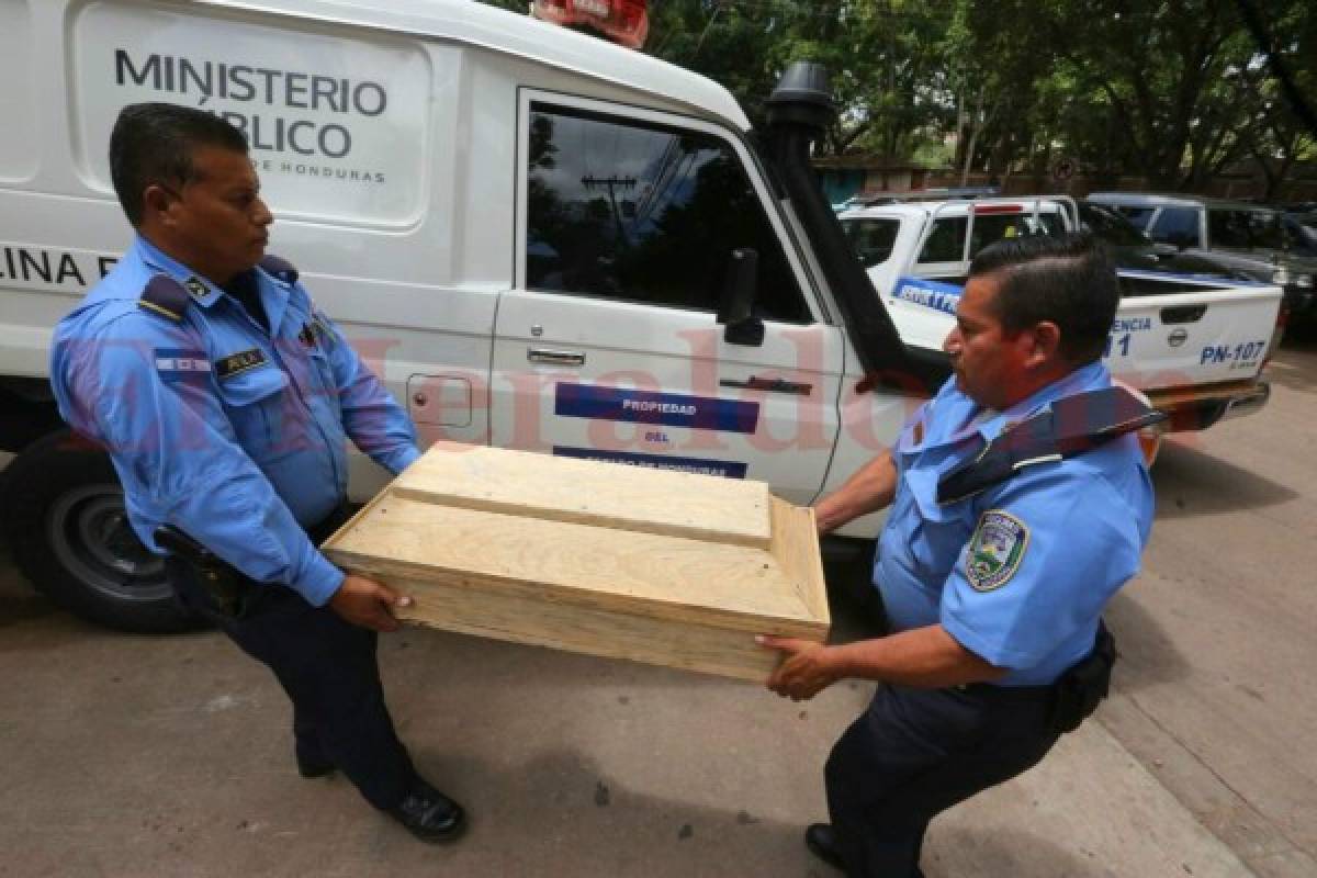 Elementos de la Policía Nacional le brindaron ayuda a la familia para trasladar a la niña.