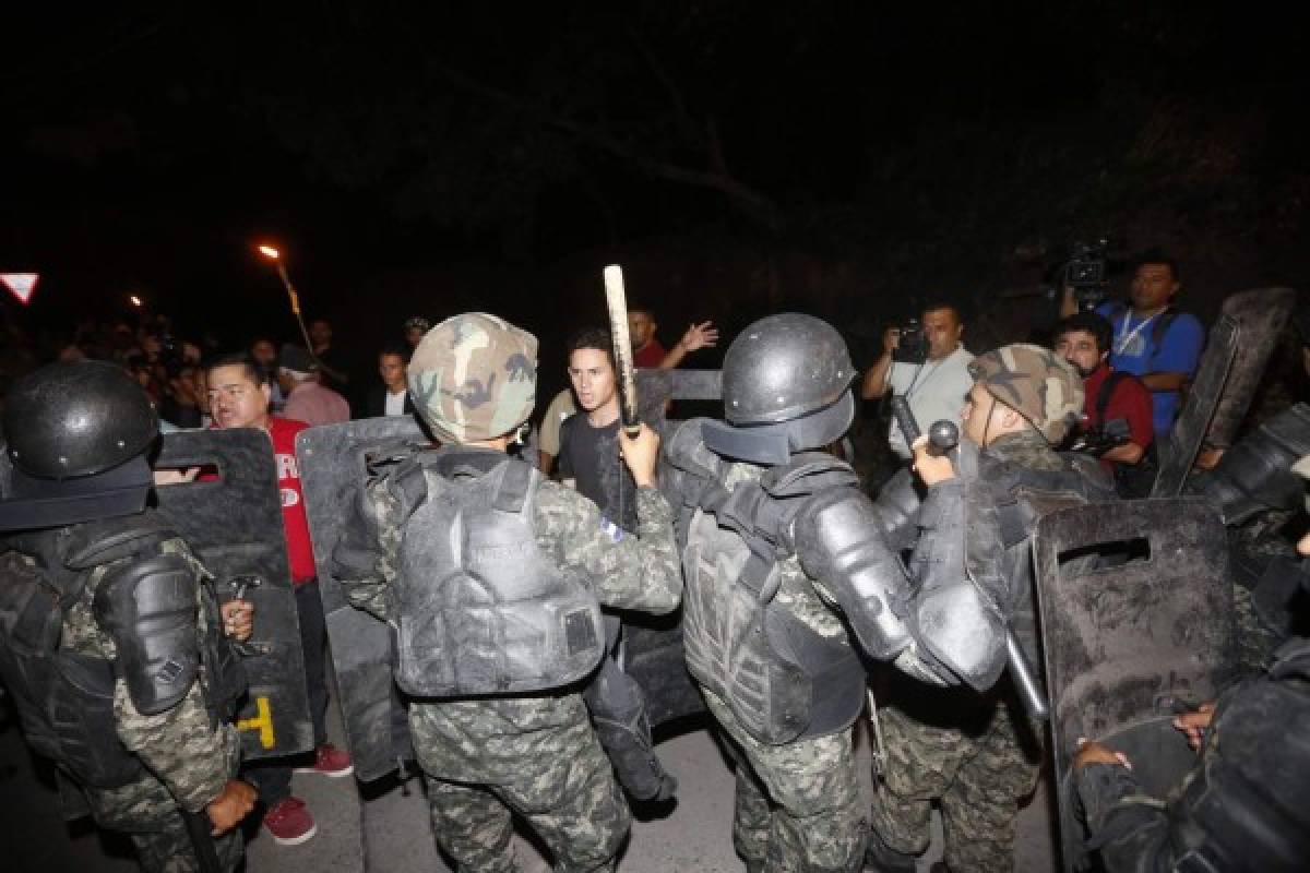 Marcha de las antorchas termina en vandalismo