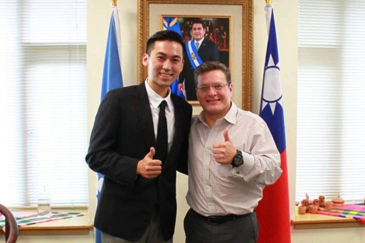 Esta es la foto de Oswin Wang con el embajador de Honduras en Taiwán, Rafael Sierra.