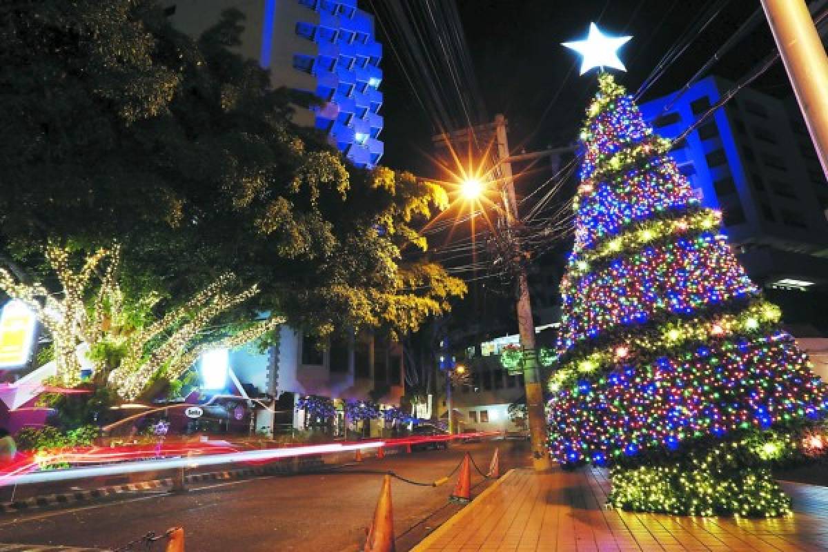 La Navidad viste de resplandor y color históricas plazas de la capital