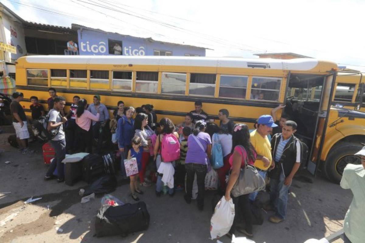 Regular afluencia de viajeros en primer día de feriado