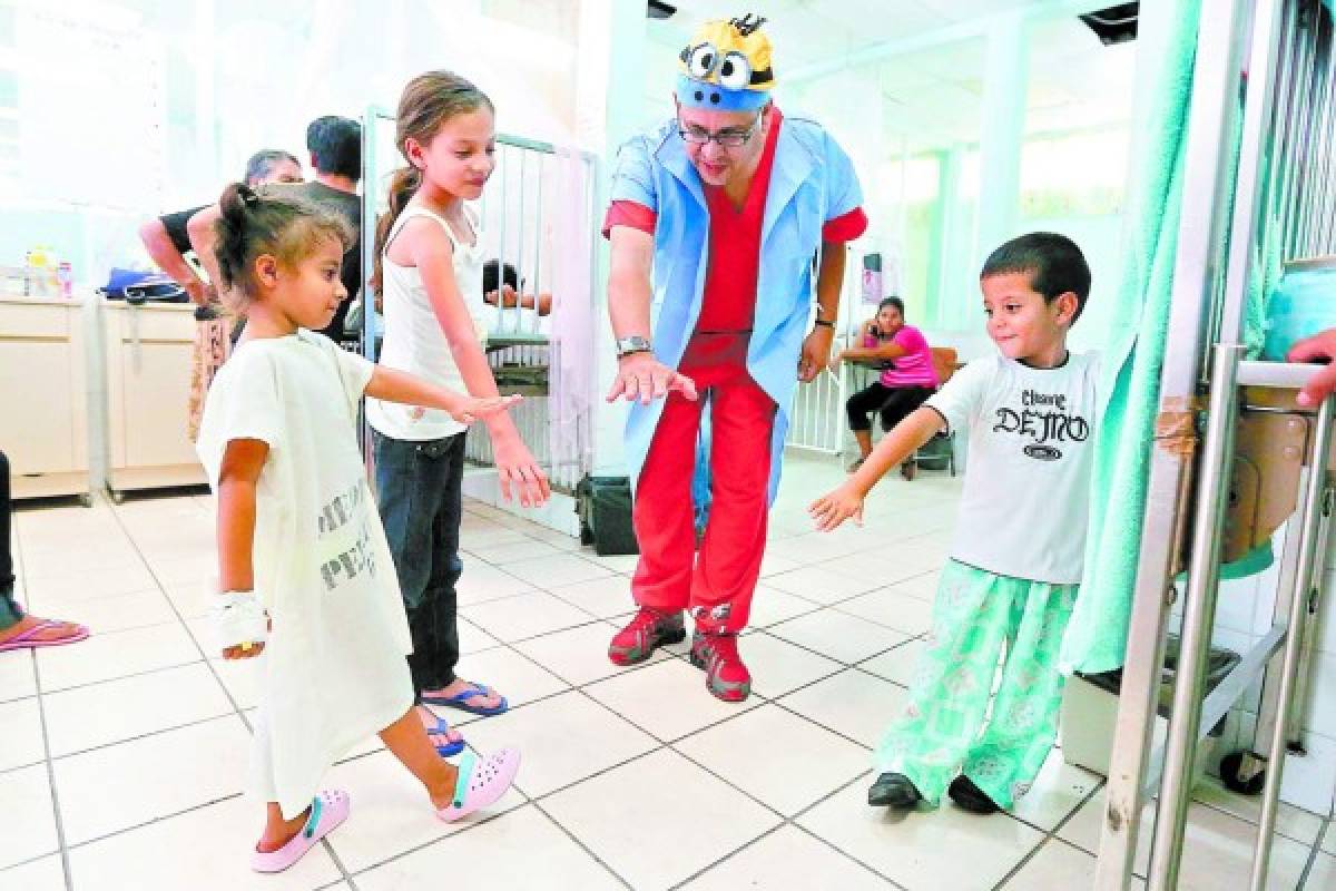 'Patch Adams” Bustillo, el ángel guardián de los niños hondureños