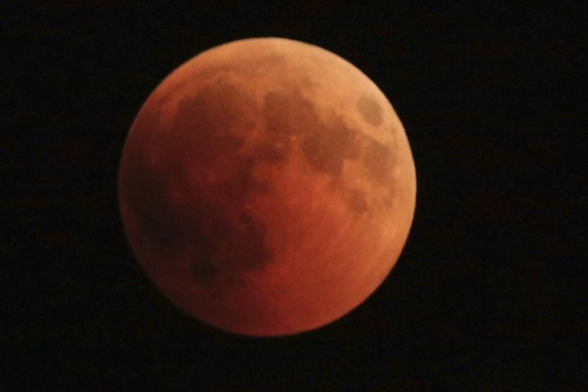 VÍDEO: Así se vio el eclipse lunar más largo del siglo XXI