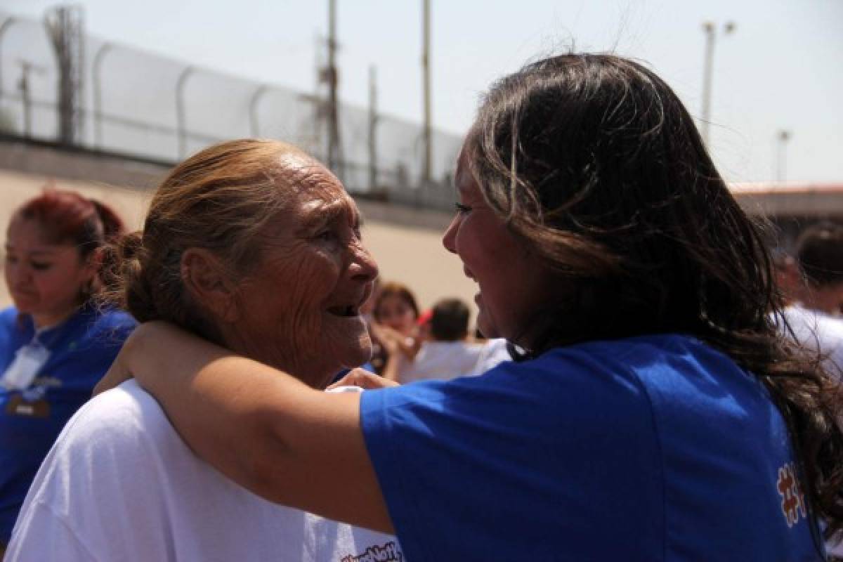 Familias separadas por frontera México-EEUU se funden en un breve abrazo