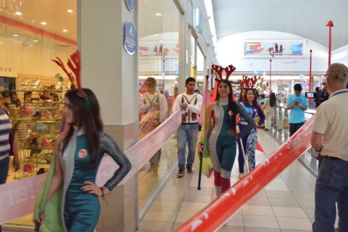 Espectacular desfile navideño en Metromall