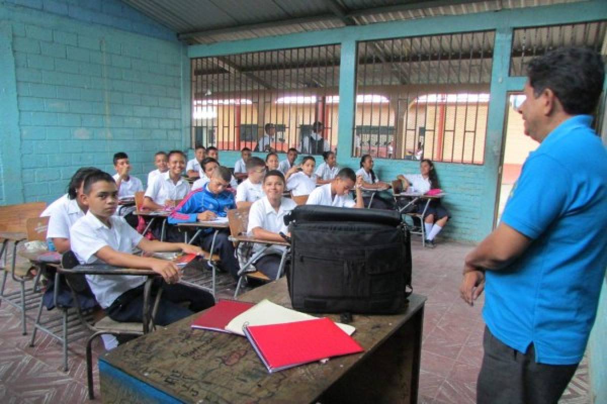 Alumnos del Instituto Unión de Oriente de Jutiapa cruzan un río para asistir a clases