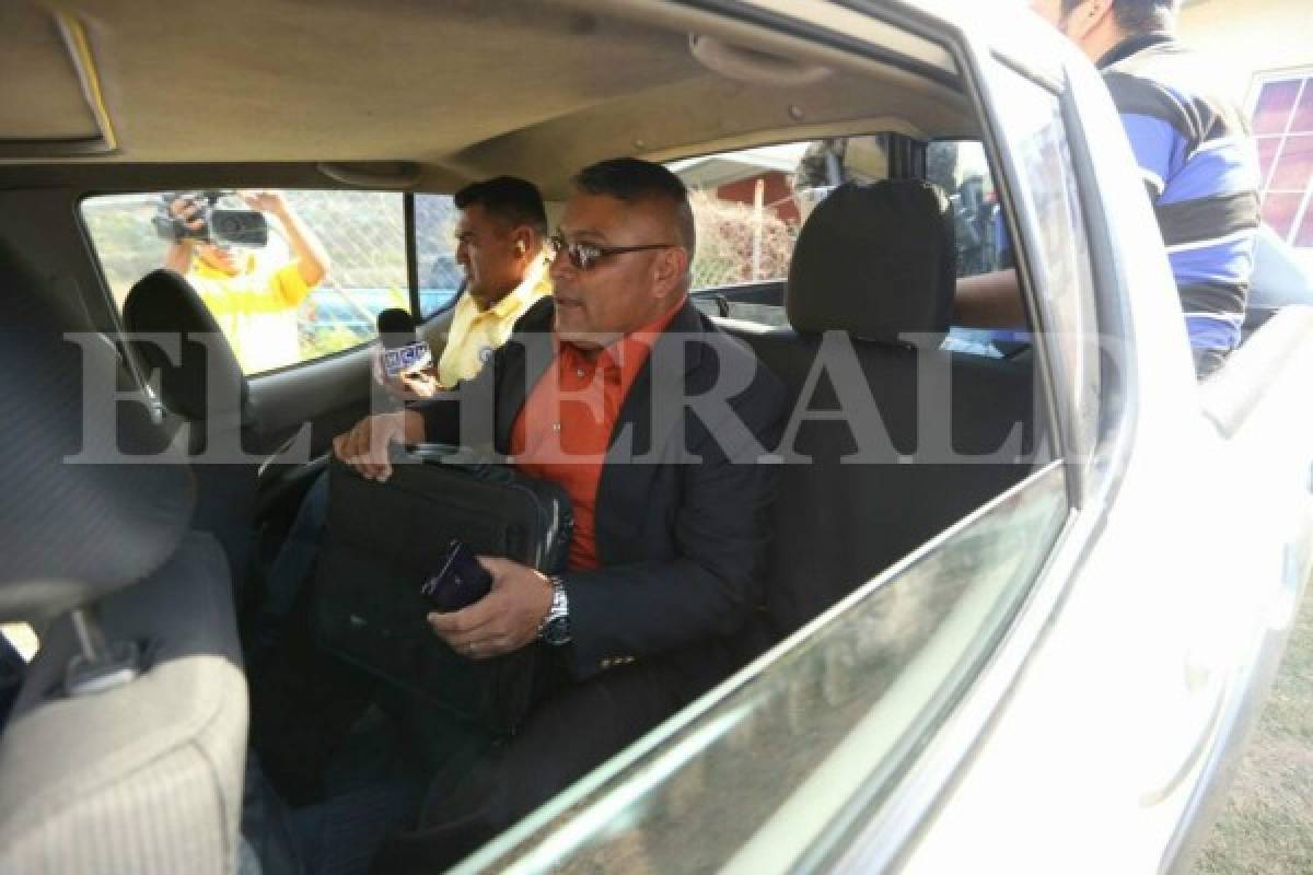 López Estrada llevaba un maletín negro, donde supuestamente almacena la copia de los expedientes sobre el caso de Arístides González, fotos: Alex Pérez/ EL HERALDO.