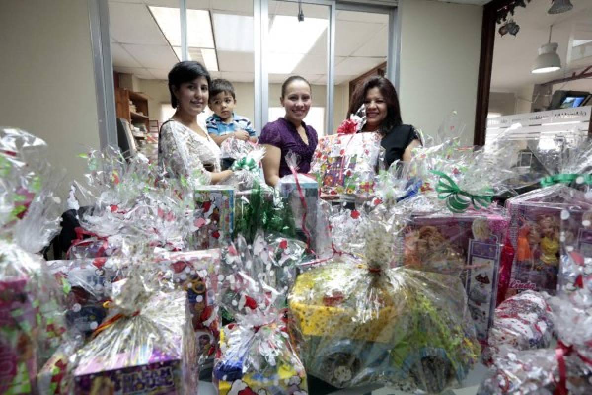 Damas peruanas desean feliz Navidad a los niños