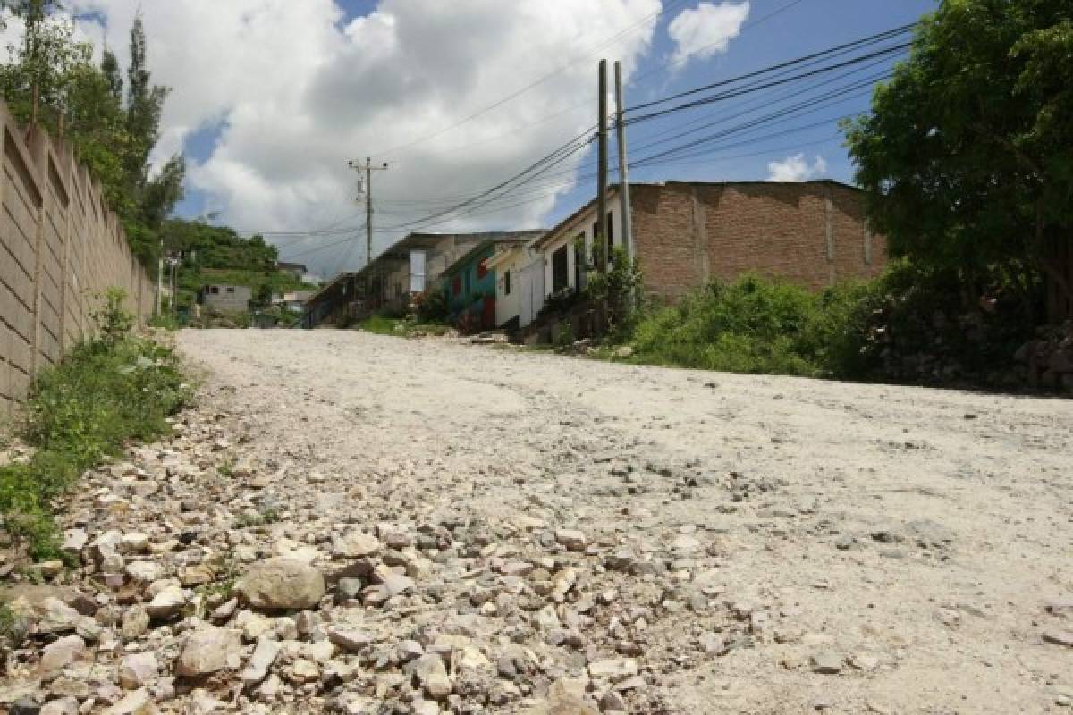 En mal estado calle de la colonia Reynel Fúnez