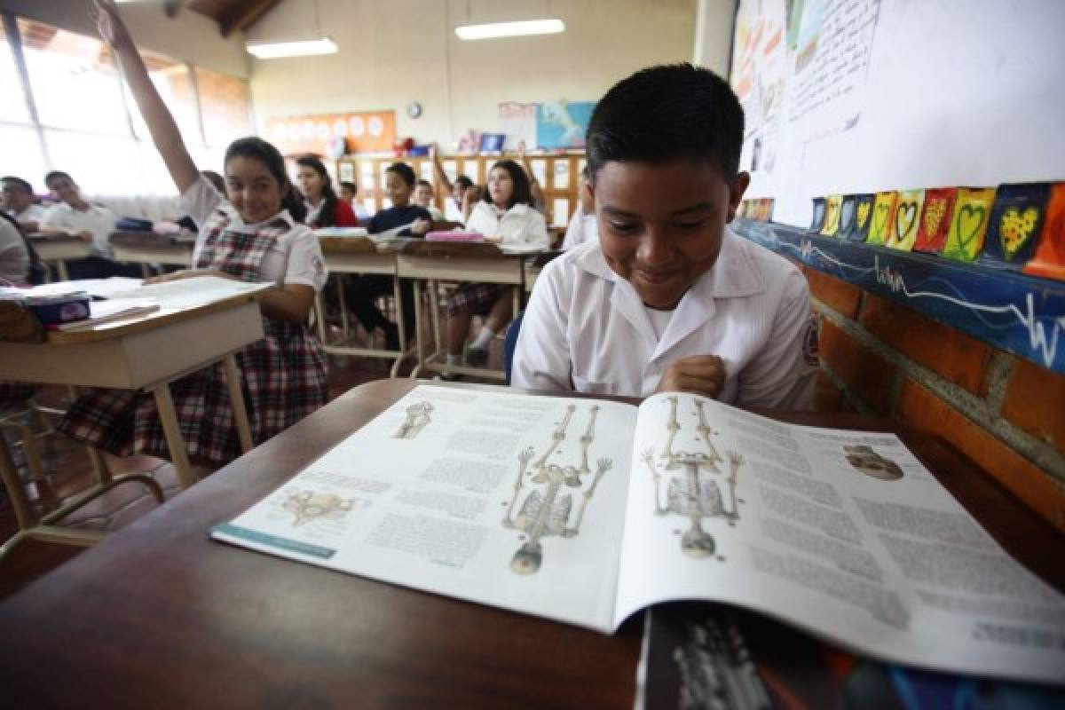 Estudiantes reciben fascículos de EL HERALDO