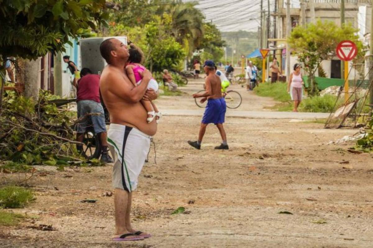 Irma toca tierra en Cuba con máxima fuerza, mientras Florida es evacuada